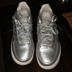SILVER NIKE AF1 SIZE 6Y(7.5 in women’s)